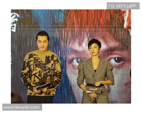 足球明星与爱妻甜蜜亲吻画面曝光幸福瞬间引发粉丝热议与祝福