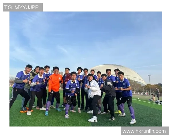 大学足球明星展现青春风采穿越球场激情与梦想交织的瞬间